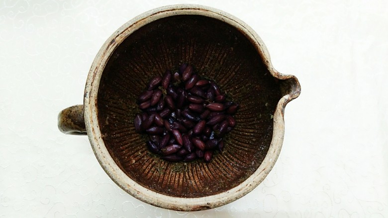 安化擂茶,再加入黑<a style='color:red;display:inline-block;' href='/shicai/ 664'>花生</a>用力的捣,直至完全捣碎为止!