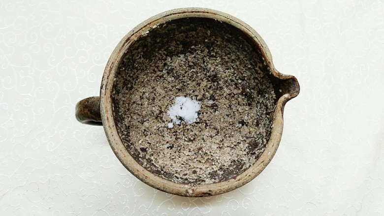 安化擂茶,加一点盐下去,喜欢吃糖的朋友可以加糖啊!这个都是灵活运用的,喜欢什么口味配料都可以根据自己喜好添加!