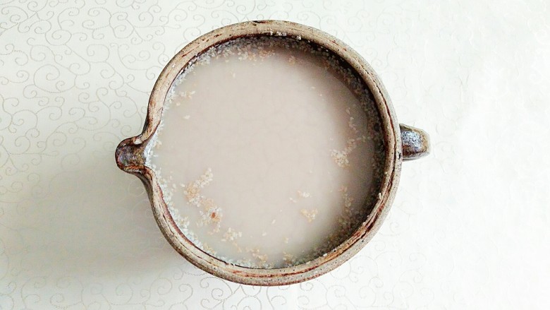 安化擂茶,用刚烧开的水快速冲下去,把食材烫熟,因为我用的都是生花生,生芝麻,所以一定要用刚烧开的开水,不怕上火的朋友可以把花生,芝麻都炒熟再这样玉米也可以,那样吃起来更香,但我们怕上火!嘿嘿!