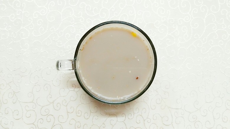 安化擂茶,再把擂茶水舀到玻璃杯里!