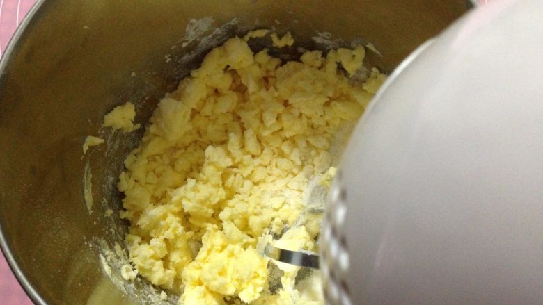 蔓越莓磅蛋糕,软化的黄油用电动打蛋器打至乳霜状后加入一半的糖粉,继续用电动打蛋器搅打