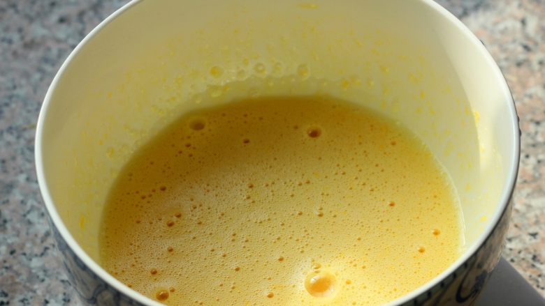 迷彩甜甜圈,2、 用手动打蛋器打至白砂糖完全融化。
