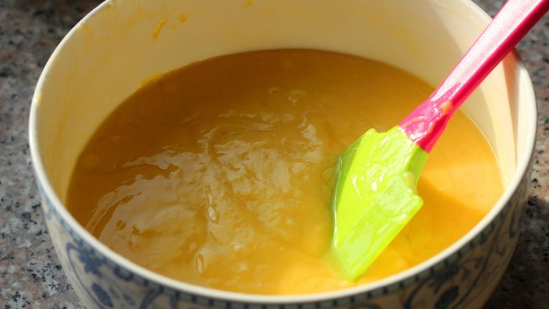 迷彩甜甜圈,7、 倒到混合好的面糊中,用刮刀翻拌至黄油和面糊完全融合。
