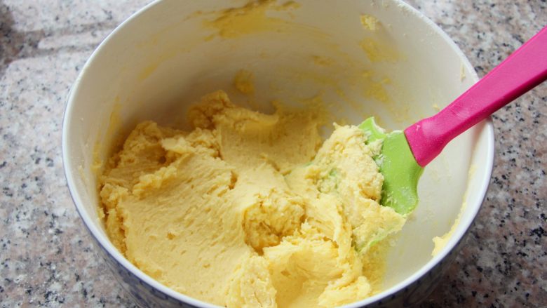原味儿曲奇,10、 用刮刀混合至无干粉颗粒。