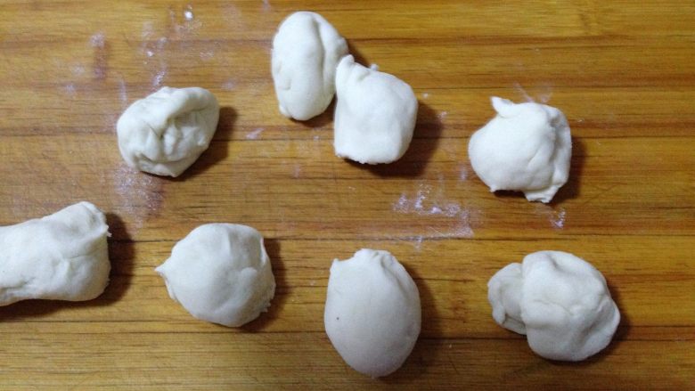 仿真蘑菇包,面团取出揉匀,取大约3/4的面团搓成长条后下成剂子(我的大约25克左右)