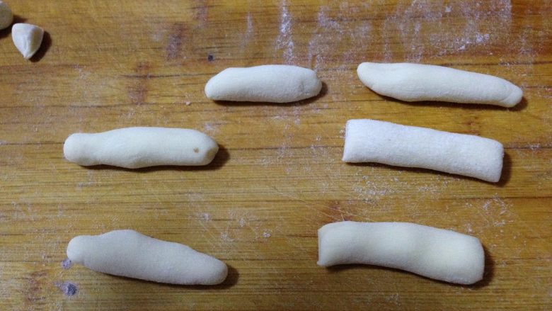 仿真蘑菇包,剩下的面团搓成食指粗的小条,再切成小段(长、短不同更逼真)