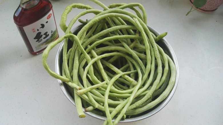 传统美食:蒸豆角,选择稍微老点的豆角,把豆角虫眼掐掉,两头掐掉,洗净控水。