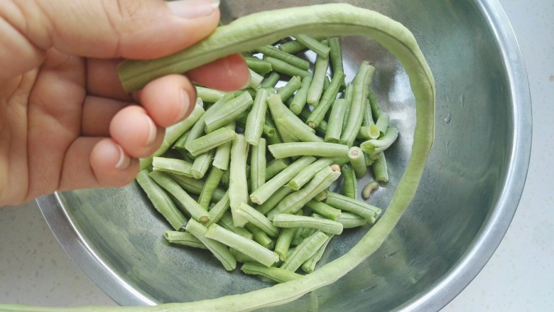 传统美食:蒸豆角,用手掰成段(从两个籽粒中间掰,比刀切的整齐,不会掰的还是用刀切吧,切的快)。