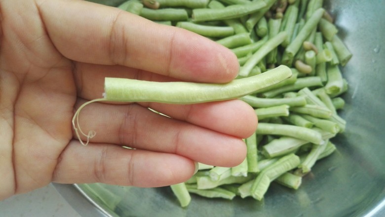传统美食:蒸豆角,掰时有筋的地方用手一拉,筋就拉掉了。