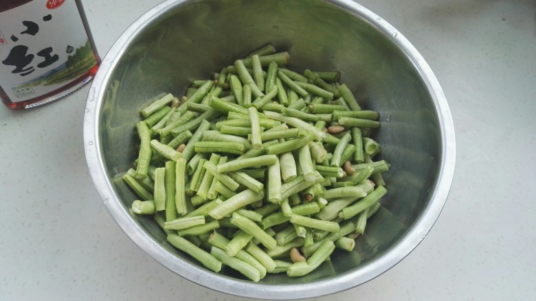 传统美食:蒸豆角,掰完的豆角。
