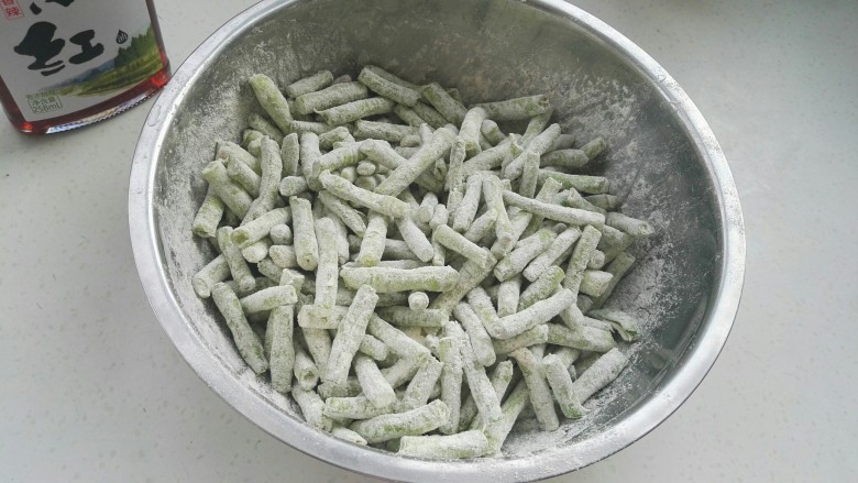 传统美食:蒸豆角,用筷子拌匀(多放点,让豆角都沾上面粉,防止蒸出来过湿不好吃。)