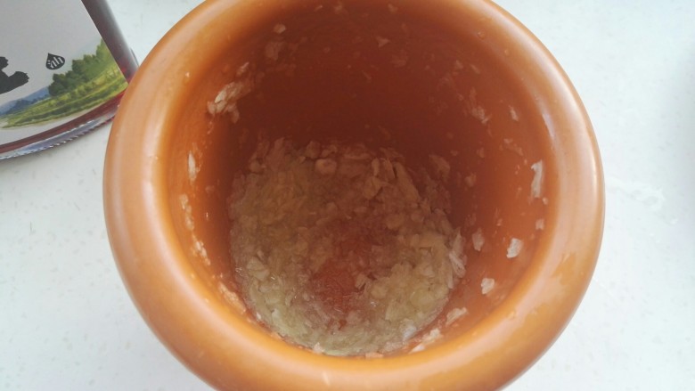 传统美食:蒸豆角,放蒜臼中捣成蒜泥。