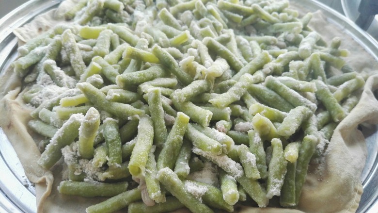 传统美食:蒸豆角,蒸好的豆角。