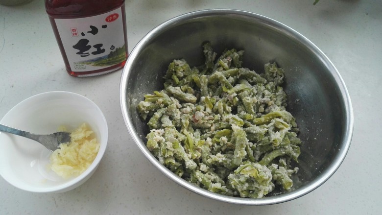 传统美食:蒸豆角,用筷子扒散晾晾,散散热气。