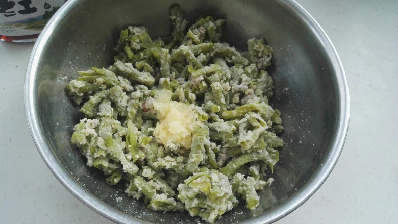 传统美食:蒸豆角,放蒜泥。