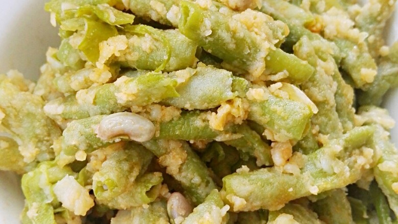 传统美食:蒸豆角,拌匀。