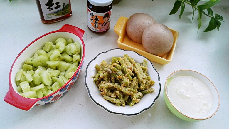 传统美食：蒸豆角,蒸豆角搭配蒜泥凉拌黄瓜、鸡蛋稀饭、紫薯馒头、仲景香菇酱就是一顿美味的早餐！