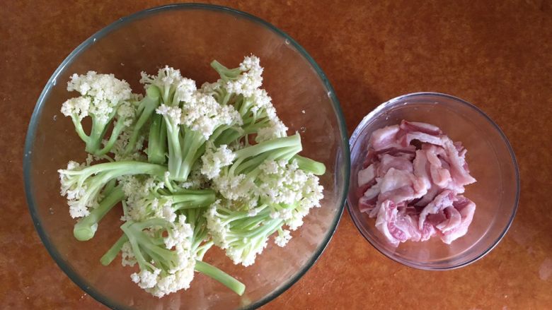 干锅菜花,菜花去根 留一段儿 洗净 肉切好