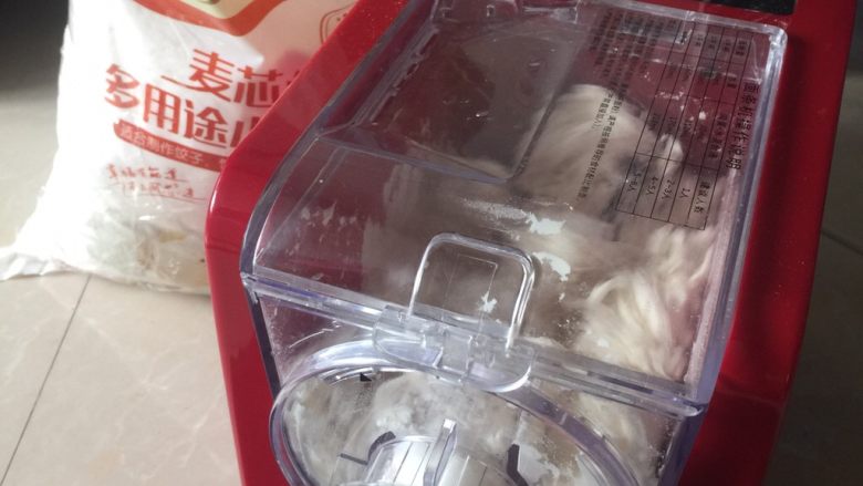 日式煎饺,装上饺子皮模具,启动面条机