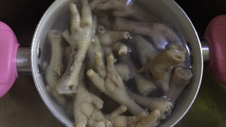 爽口凤爪,然后将煮好的凤爪放入准备好的冰水里泡凉