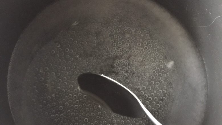 樱花双色布丁,然后开火煮开,边煮边搅拌