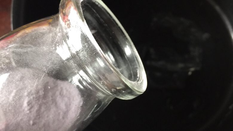 七色布丁,煮蓝莓凉粉,煮好后也倒入杯中