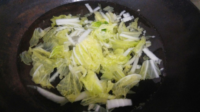 ≈麻辣龙利鱼≈,锅内坐水,把大白菜焯熟