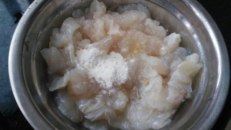 ≈麻辣龙利鱼≈,用盐,<a style='color:red;display:inline-block;' href='/shicai/ 718'>料酒</a>,胡椒粉,生粉抓匀鱼片,腌制10分钟