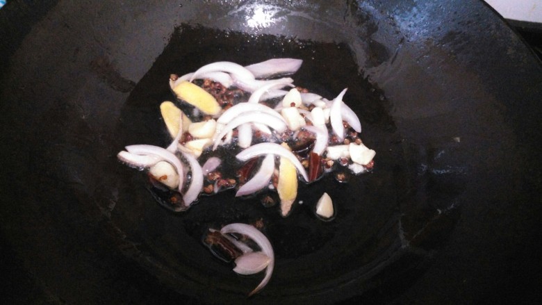 ≈麻辣龙利鱼≈,另起锅,倒入油,烧热后倒入洋葱,生姜,大蒜,花椒,干辣椒炒香