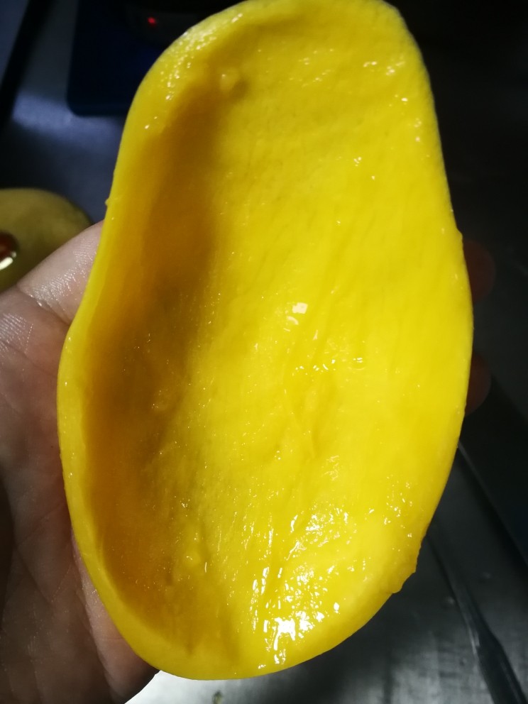 港式杨枝甘露,很容易就把芒果肉分离了。(中间带果核的部分把皮去掉也用勺子把肉刮下)