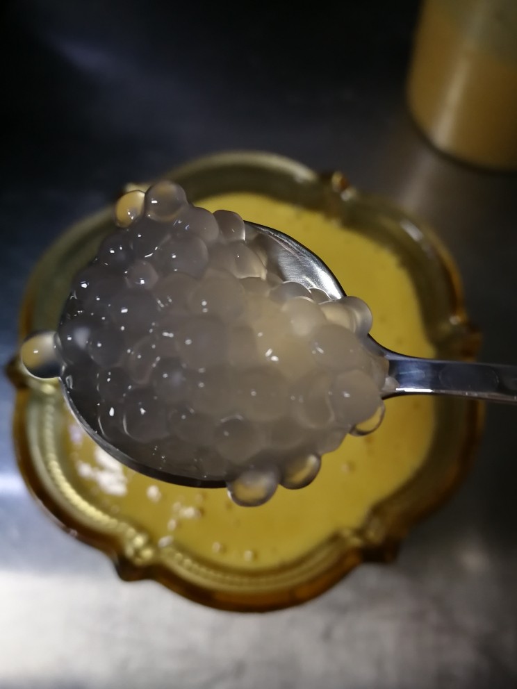 港式杨枝甘露,用小勺取一些西米。
