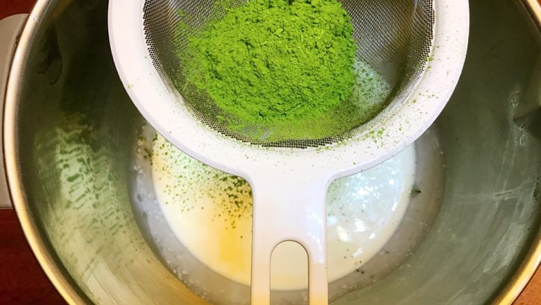 清爽夏日《日式抹茶冰淇淋》【甜点】,奶油中放入抹茶粉,抹茶粉需要过筛!(我放20克,比较丧心病狂。没办法,喜欢抹茶啊!当然,你可以放15克,不能低于15克,不然味道就不浓郁了!)