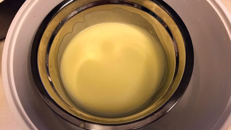 清爽夏日《日式抹茶冰淇淋》【甜点】,我一般都是隔凉水,放凉!自然放凉有点慢,心急党受不了啊!😭