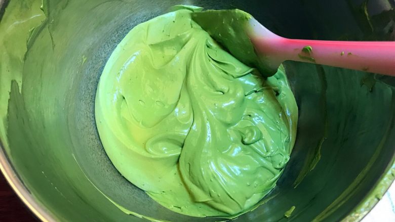 清爽夏日《日式抹茶冰淇淋》【甜点】,搅拌均匀后的状态。稠稠的,软软的。很光滑亮泽的。