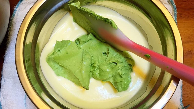 清爽夏日《日式抹茶冰淇淋》【甜点】,取三分之一的奶油,放到蛋液中搅拌均匀,你可以用刮刀,也可以用手动打蛋器。