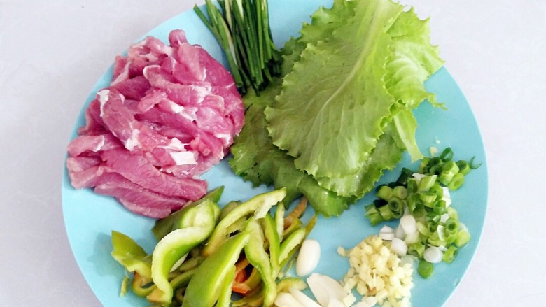 土豆酱肉丝卷饼,其它所有的食材备好:里脊肉切丝,<a style='color:red;display:inline-block;' href='/shicai/ 2794'>大蒜</a>切片,青椒切丝,葱,姜切末,生菜先洗干净。
