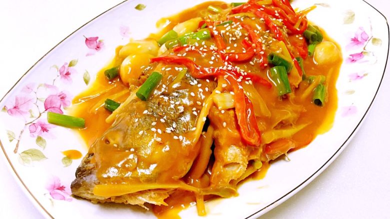 红烧茄汁鲈鱼,将汤汁淋在鱼身上,撒葱花,<a style='color:red;display:inline-block;' href='/shicai/ 141911'>熟白芝麻</a>即可。