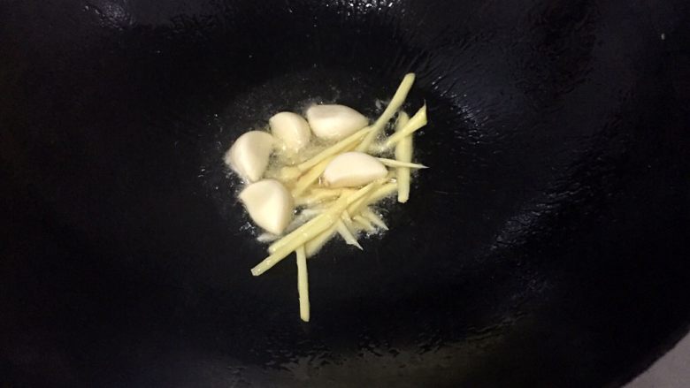 红烧茄汁鲈鱼,锅内留少许油,下生姜丝和大蒜爆香。