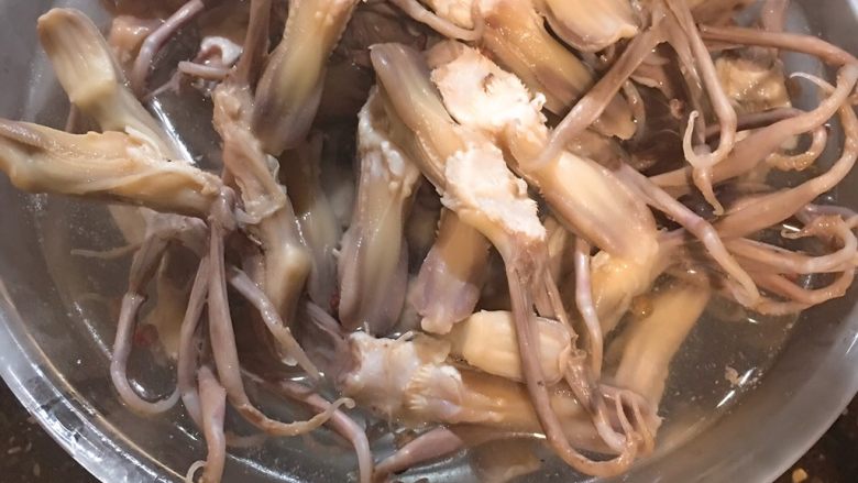 香糟鸭舌,捞出的鸭舌放入事先准备好的冰水中
如果没有冰水 普通水+冰块也很OK
如果连冰块也没有
那只能放水龙头下不停冲洗 直至冷却
这一步是为了让鸭舌口感Q弹
此时也可以再清理一下鸭舌的苔藓