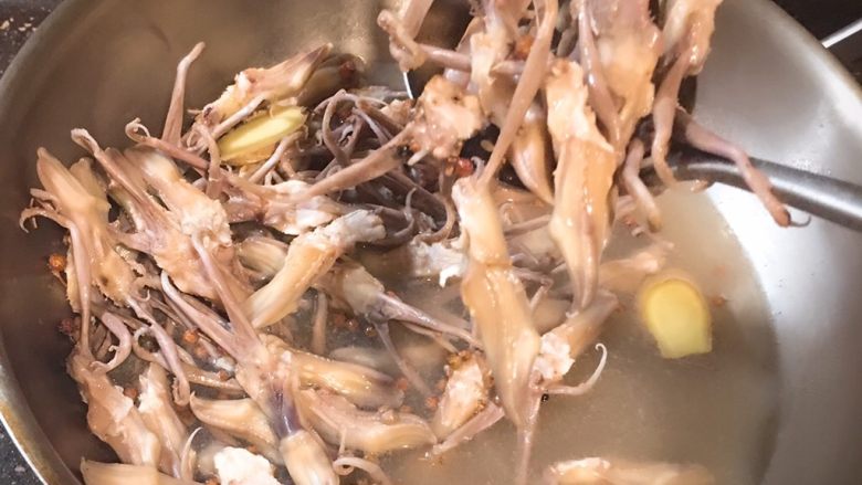 香糟鸭舌,用漏勺捞出鸭舌