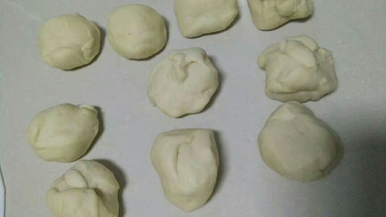 一次性发酵小餐包,分割成10份,每份50克左右,盖上保鲜膜松弛15分钟。