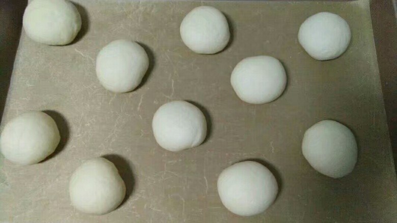 一次性发酵小餐包,揉成圆形,摆在烤盘上,盖上保鲜膜,室温发酵至2.5-3倍大,也可以放在烤箱发酵模式,没有发酵模式下面放一碗热水都可以。