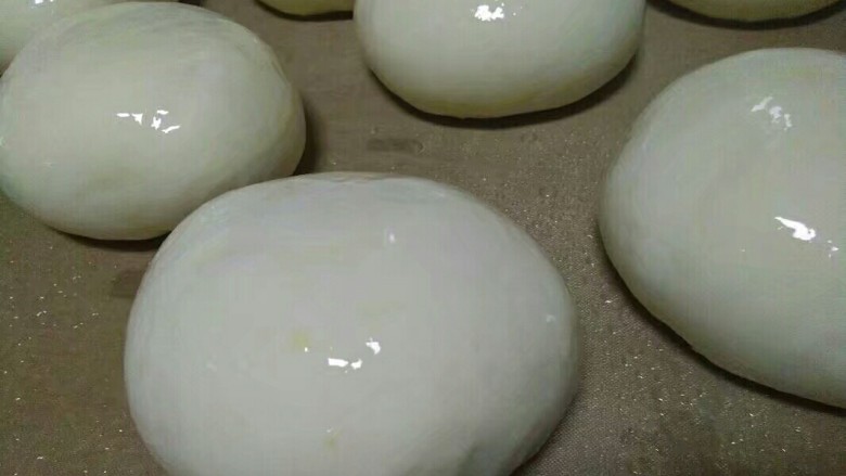 一次性发酵小餐包,表面刷一层全蛋液,表面在噴一些水,为了保湿。