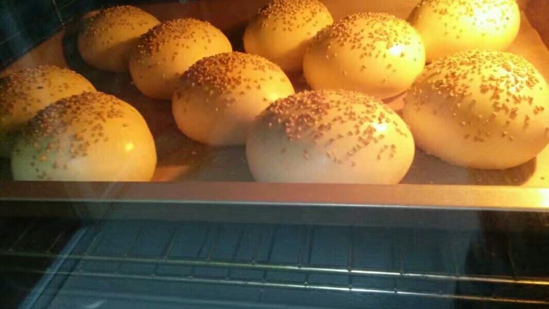 一次性发酵小餐包,烤箱提前预热170℃,中层上下火烤25分钟。