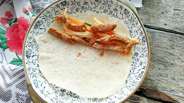 土豆酱肉丝卷饼,食材按口味随意搭配,卷起来即可,我的包入生菜,但是贪吃忘记拍照了。