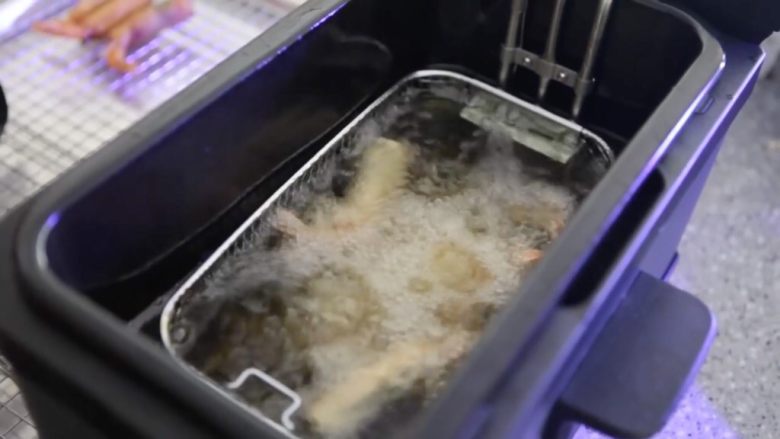 极简单做几个泰国爆竹虾,如果你家有像我一样的油炸机,可以设定175度,炸2-3分钟至表面金黄就够了。如果没有的话烧热一锅油,小火慢慢炸,看到表面呈金黄色就可以出锅啦