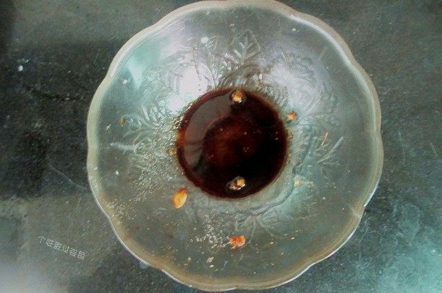 日式烤饭团,准备好少许凉拌酱油,不要用老抽或者生抽哈,也可以用味极鲜酱油
