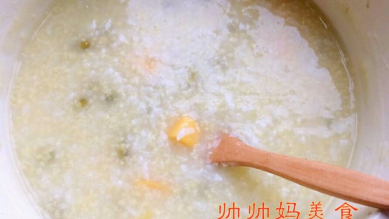 绿豆红薯粥,7、转小火继续煮20分钟左右至浓稠就可