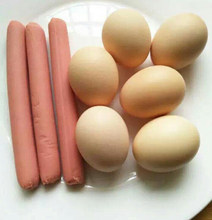 火腿蛋,将需要的材料都准备好,食材看自己吃而定