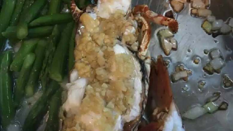 中式芙蓉焗龙虾,入铁锅烹制